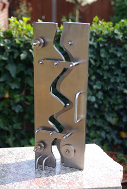 RVS object van Menno 't Hart. Thema Broederschap. RVS object van Menno 't Hart. Thema Broederschap.