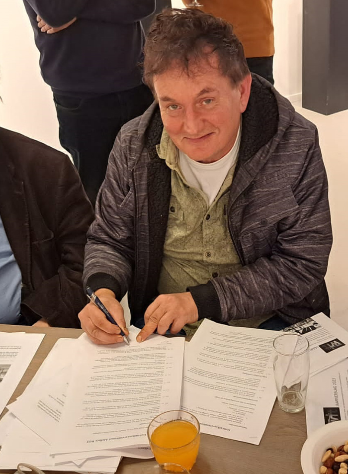 Ondertekening huurcontractatelier door Loek de Kok